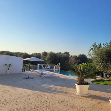 Holiday home Trullo Il Gelso With Private Salt Water Infinity Pool And Jacuzzi Inside