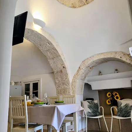 Trullo Il Gelso With Private Salt Water Infinity Pool And Jacuzzi Inside San Michele Salentino